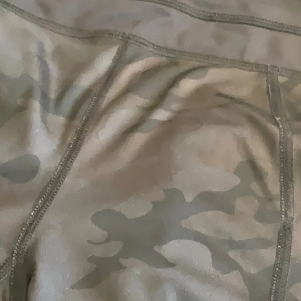 Lululemon camo black capri - Picture 11 of 11